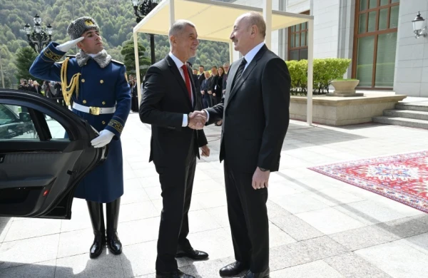 İlham Əliyev onu Qəbələdə qəbul etdi    —    Rəsmi qarşılanma mərasimindən FOTOLAR