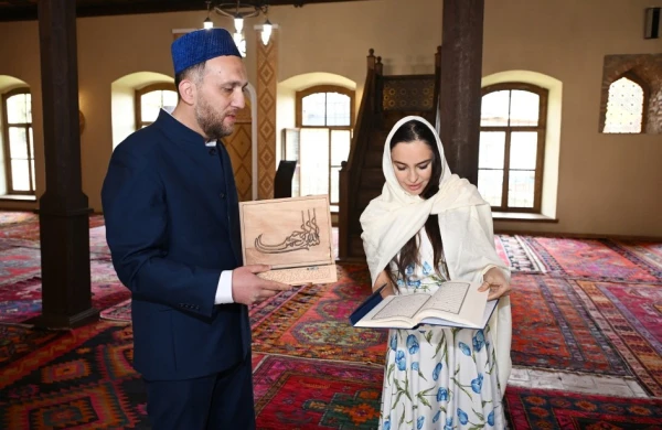 Leyla Əliyeva və Arzu Əliyeva Şəkidə Xan məscidini ziyarət ediblər&nbsp;