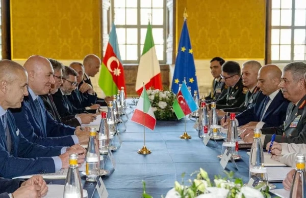 Azərbaycan müdafiə naziri İtaliyaya rəsmi səfər edib