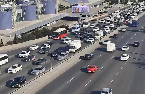 Bakıda 13 istiqamətdə tıxac müşahidə olunur