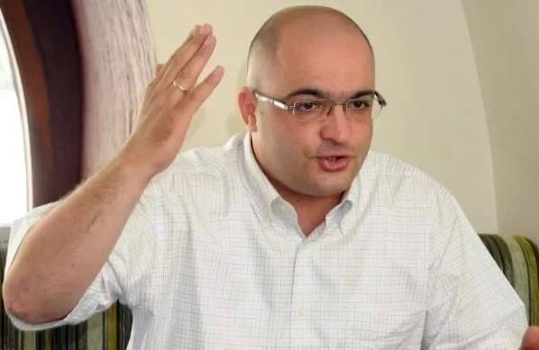 Eynulla Fətullayev "Haqqın"ı satdı - Azərbaycandan gedir