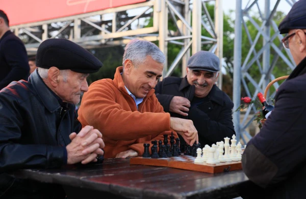 Anar Ələkbərov bulvarda təqaüdçülərlə şahmat oynadı - Fotolar