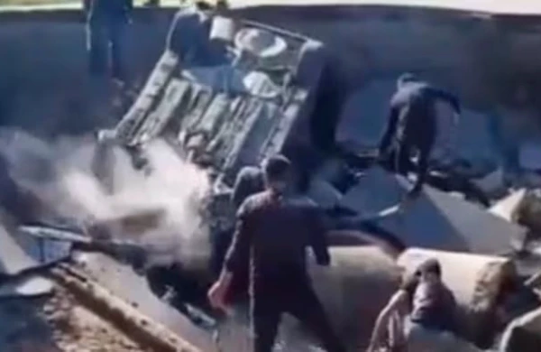 Bir aydır çökən yolu düzəltmirlər - Bu dəfə maşın düşdü - Video