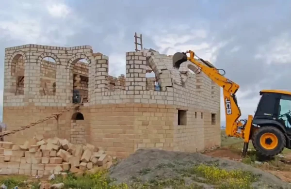 Gəncədə qanunsuz inşa olunan tikililər sökülüb