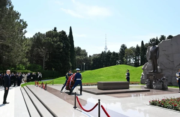 Slovakiya nümayəndə heyəti Ulu Öndər Heydər Əliyevin məzarını ziyarət edib&nbsp;
