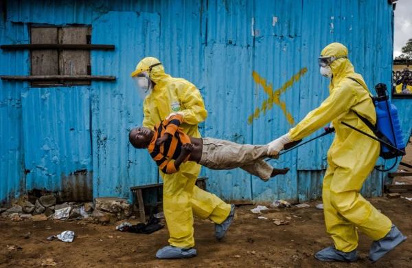 Ebola insana necə keçir?