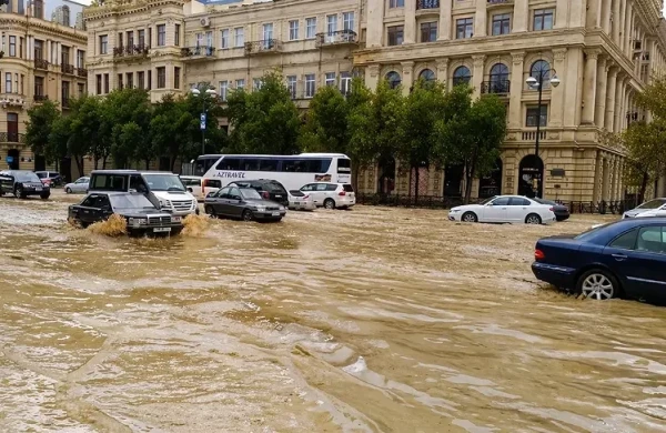Yağış sularının şəhərə dolmasında kimlər məsuliyyət daşıyır?&nbsp; — ADLAR AÇIQLANDI