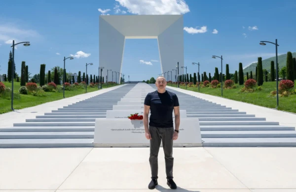 İlham Əliyev Xankəndidə Zəfər tağının önünə gül dəstələri düzüb 