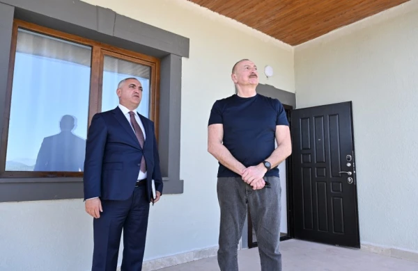 İlham Əliyev Xocalıda hərbi qulluqçular üçün nəzərdə tutulan fərdi evlərdə yaradılmış şəraitlə tanış olub