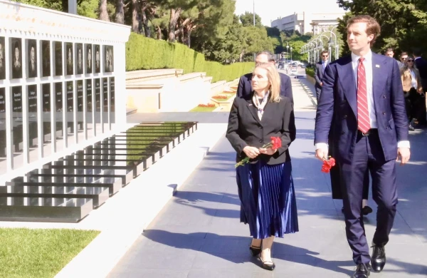 ABŞ Dövlət katibinin köməkçisi Şəhidlər xiyabanını ziyarət edib - FOTO&nbsp;
