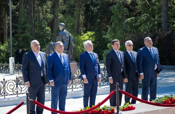 AZAL kollektivi və mülki aviasiyanın digər nümayəndələri Fəxri xiyabanı ziyarət edib
