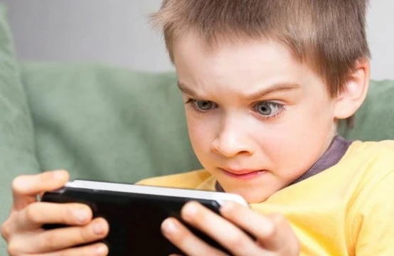 Yemək zamanı uşağa telefon verən valideynlərin DİQQƏTİNƏ