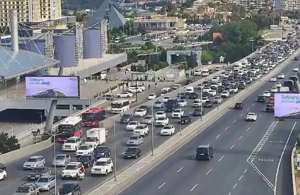 Bakının bir sıra yollarında tıxac yaranıb