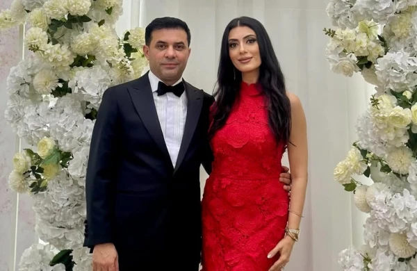 Toydan sonra birlikdə getdikləri məclisdən paylaşım etdi