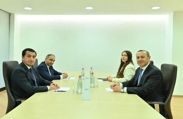 Hikmət Hacıyev Ermənistanda görüş keçirdi 