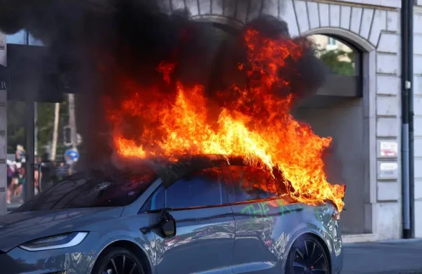 Cenevrədə G7 etirazları zamanı Tesla yandırıldı