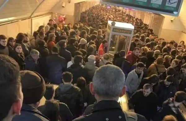 Metroda dəhşətli anlar - Azyaşlı uşaq yıxıldı&nbsp;