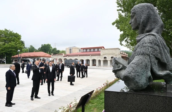 Prezidentlər İlham Əliyev və Sərdar Berdiməhəmmədov Şuşada işğal dövründə güllələnmiş büstlərə baxıblar&nbsp;
