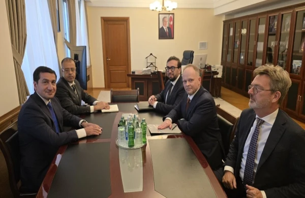 Hikmət Hacıyev Baş katibin xüsusi nümayəndəsi ilə Azərbaycan–NATO tərəfdaşlığını müzakirə edib