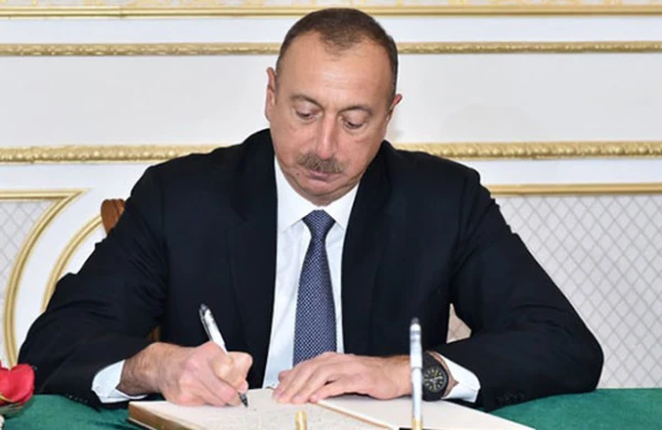 İlham Əliyev hərbi qulluqçuları təltif edib&nbsp;