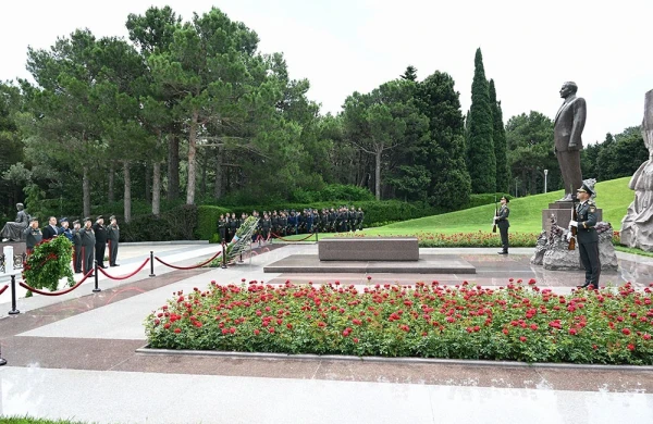 MN-in rəhbər heyəti Fəxri Xiyaban, Zəfər parkı və Hərbi Memorial Məzarlığı ziyarət edib&nbsp;