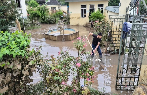 Qəbələdə güclü leysan yağışlarından sonra evlərin həyətinə su dolub, yollarda hərəkət məhdudlaşıb