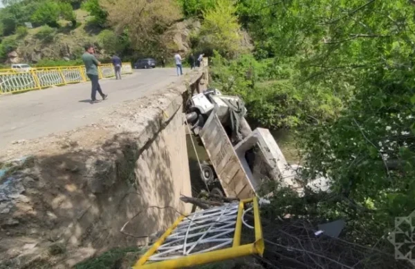 Yük avtomobili çaya aşdı, ölən var&nbsp;