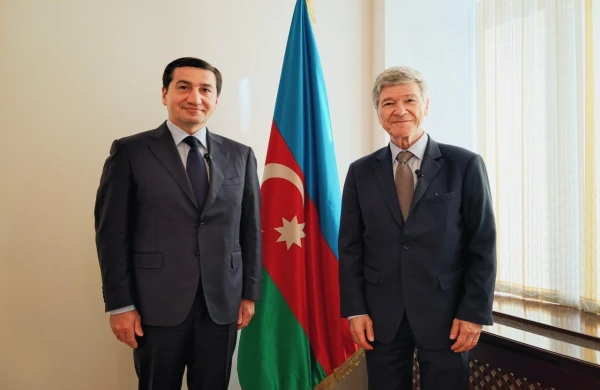Hikmət Hacıyev amerikalı iqtisadçı ilə görüş keçirib