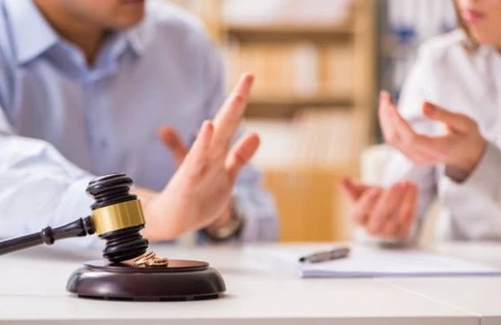 Boşanmadan sonra soyad mübahisəsi: hüquq nə deyir?  
