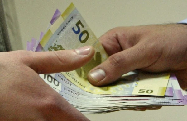Məhkəmə adı ilə yüz minlərlə manat topladı