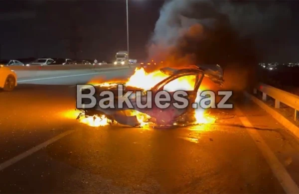 Bakıda avtomobil iki yerə bölündü - Ağır qəza+Video&nbsp;