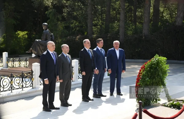 Azərbaycan Xarici İşlər Nazirliyinin kollektivi Fəxri xiyabanı ziyarət edib&nbsp;