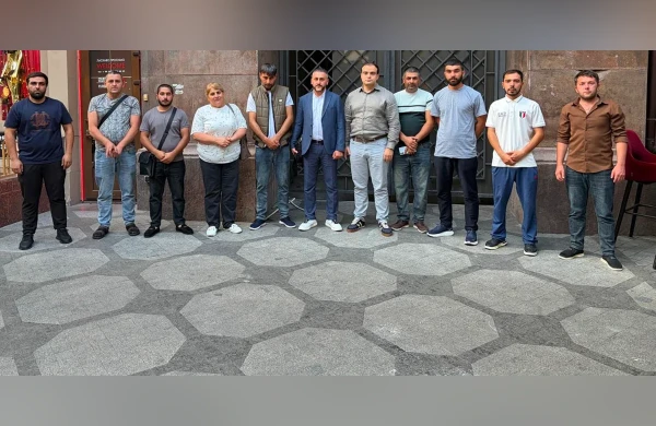 Odessa yaxınlığında dronla vurulan gəmidən xilas edilən azərbaycanlılar Vətənə yola salınıb 