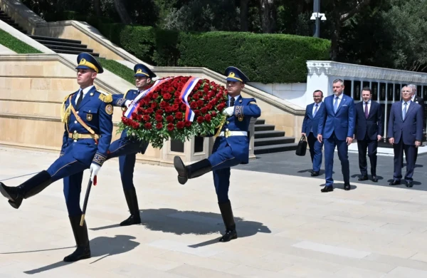 Slovakiya Prezidenti Bakıda şəhidlərin xatirəsini anıb&nbsp;