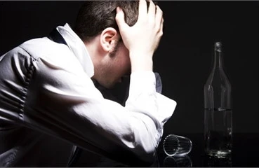 Niyə bəzi insanlar gec sərxoş olur, bəziləri isə az miqdarda alkoqoldan belə təsirlənir?