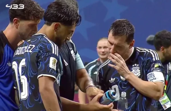 Argentina-İngiltərə oyununda ŞOK OLAY: Rəqib qapıçının su qabına yazılanlar ƏLƏ KEÇDİ - FOTO  