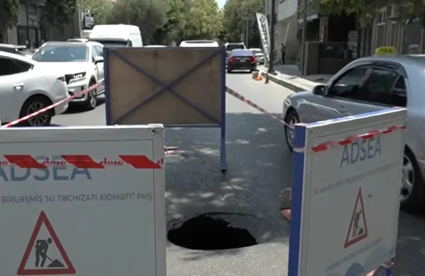 Paytaxtda yol çökdü: Tıxacda qalan sürücülər çətin anlar yaşadılar - VİDEO&nbsp;&nbsp;