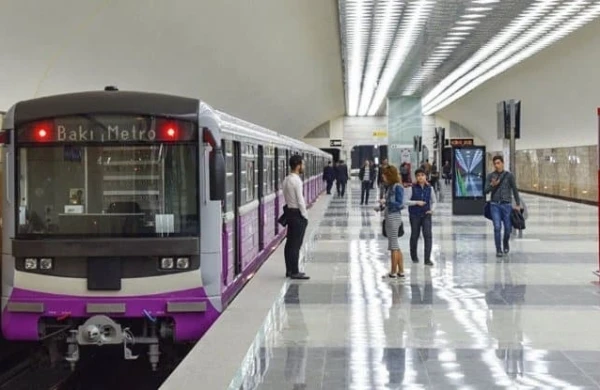 Metroda həyəcanlı anlar - Sərnişinlər təcili çıxarıldı - VİDEO&nbsp;