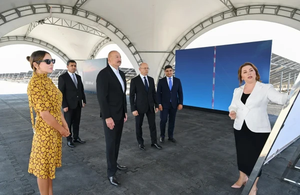 İlham Əliyev Naxçıvan şəhərində "Şəms 1" və "Qərbi Üfüq" Günəş Elektrik stansiyalarında görülən işlərlə tanış olub