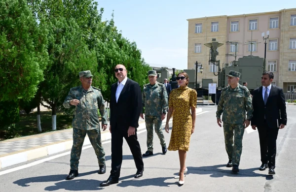 Prezident Döyüş bayraqlarının verilməsi mərasimində - Video-Fotolar 