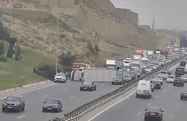 Qaradağda yük maşını aşdı&nbsp;