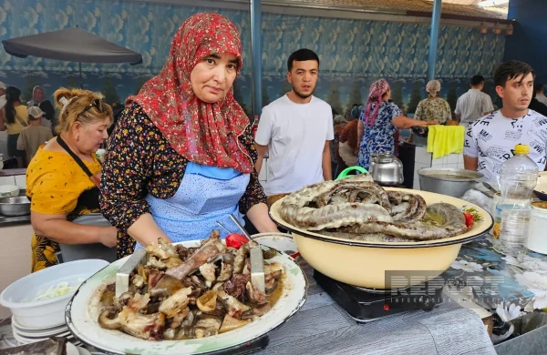 Azərbaycan jurnalistləri Daşkənddəki Çorsu bazarını ziyarət ediblər