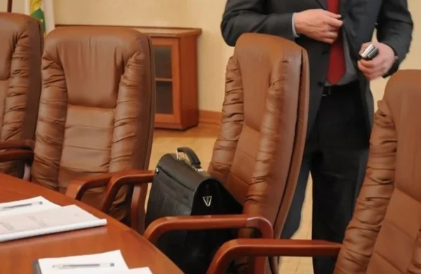 Nazirlikdə yüksək vəzifəli şəxs işdən ÇIXARILDI