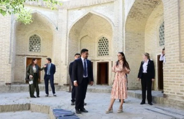 Leyla Əliyeva ilk Buxara Biennalesinin əsərləri ilə tanış olub - FOTO