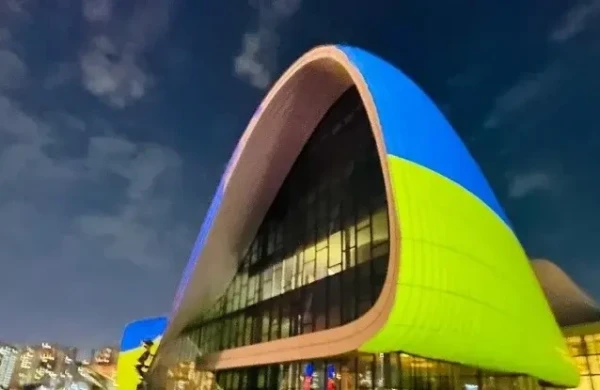Heydər Əliyev Mərkəzi Ukrayna bayrağının rəngləri ilə işıqlandırıldı&nbsp;