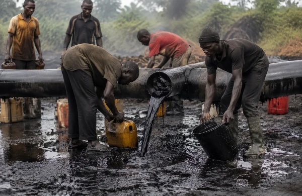 Nigeriyada boru kəmərindən neft oğurlamaq istəyən 37 nəfər ölüb 