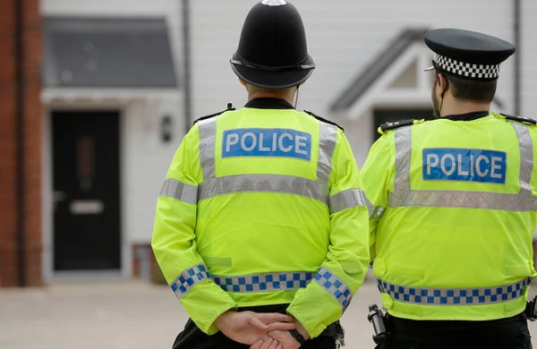 Britaniyada baş verən iğtişaşlar zamanı polis əməkdaşları xəsarət alıb