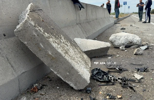 Bakı–Qazax yolunda maşın beton səddə çırpılıb, xəsarət alan var - FOTO&nbsp;
