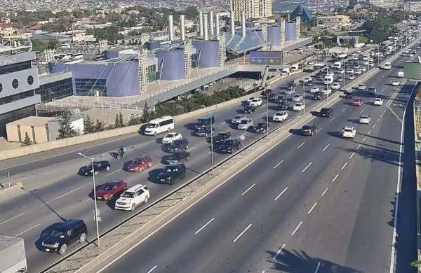 Paytaxtın bəzi yollarında nəqliyyatın sıxlığı yaranıb