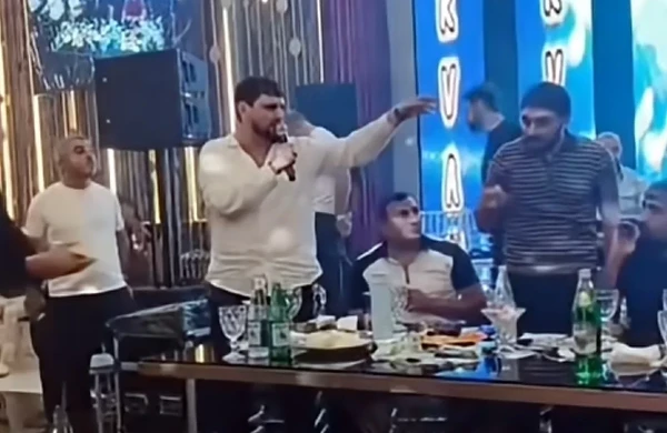 Meyxanaçılar arasında insident: Balaəli həmkarına BUTULKA ATDI - VİDEO  